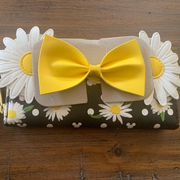 New Loungefly Minnie Mouse Daisy Zip Around Wallet - Picture 4 of 9